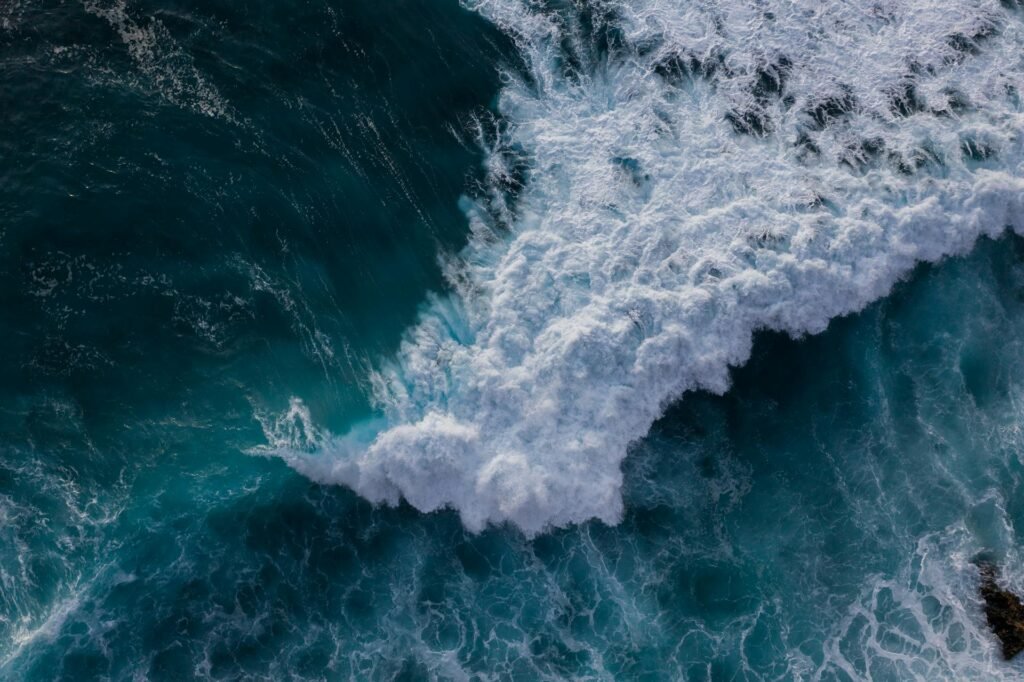 tranquil ocean wave background image